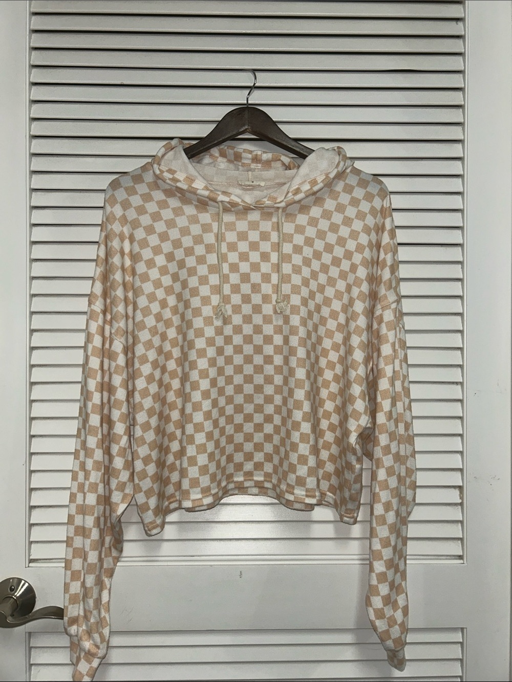 Vestique Beige & White Checkerboard Cropped Hoodie